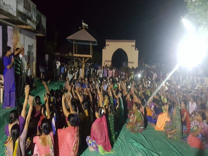  આ અંગે ગામનાં સરપંચ અંજુબેન પટેલે કહ્યું કે, 18 વર્ષથી નીચેના યુવક- યુવતીઓ પર મોબાઇલ રાખવા પ્રતિબંધ મુકયો છે અને આ નિર્ણયને ગ્રામજનોએ બંને હાથ ઉંચા કરી સમર્થન આપ્યું છે. યુવક-યુવતી વચ્ચે અંદરો અંદર સંબંધો ધ્યાને આવતાં જ જો પરિવાર કે આગેવાનો દ્વારા કાઉન્સેલિંગ કરાય તો અઘટીત ઘટનાઓ બનતી અટકાવી શકાય.