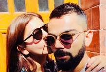 અનુષ્કા શર્માએ વિરાટ કોહલીના ગાલ પર કરી KISS ત્યારે વિરાટ શું કરતો હતો, જાણો વિગત