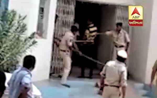 કંકુબેને પ્રેમી ઉમંગ સાથે મળીને દીકરી કિંજલની છરીના અંસખ્ય ઘા મારીને હત્યા કરી નાંખી હતી. જોકે, ઝીંઝુવાડા પોલીસે ગણતરીના સમયમાં જ બંનેને પકડી પાડ્યા હતા અને શુક્રવારે બંનેને પાટડી કોર્ટમાં રજૂ કરતાં એક દિવસના રિમાંડ મંજૂર કરાયા હતા.