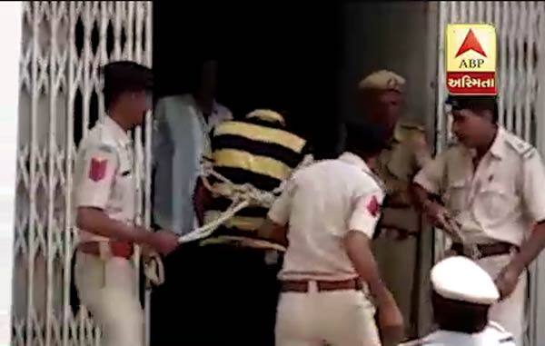 આ અંગેની વિગતો એવી છે કે, પાટડીના ધામા ગામ ખાતે રહેતી કંકુબેન અને ઉમંગ ઠક્કરને પ્રેમસંબંધ હતા. આ પ્રેમસંબંધમાં 17 વર્ષીય દીકરી કિંજલ આડખીલી બનતી હતી. ત્યારે કંકુ અને ઉમંગે તેનો કાંટો કાઢી નાંખવાનું નક્કી કર્યું હતું.