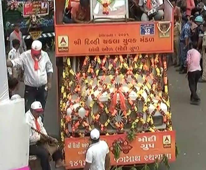  અમદાવાદ: અમદાવાદને મળેલા હેરિટેજ સિટીના દરજ્જાના માનમાં આ વખતે ભગવાન જગન્નાથની 141મી રથયાત્રાની થીમ પણ હેરિટેજ રાખવામાં આવી છે. રથયાત્રામાં કવિ દલપતરામની હવેલી, સિદી સૈયદની જાળી, કાલુપુર સ્વામિનારાયણ મંદિર, હઠીસિંહના દેરા, ભદ્રનો કિલ્લો, ઐતિહાસિક એલિસબ્રિજ, ગાંધી આશ્રમ સહિતના હેરિટેજ સ્થળોના ટેબ્લો રાખવામાં આવ્યા છે.