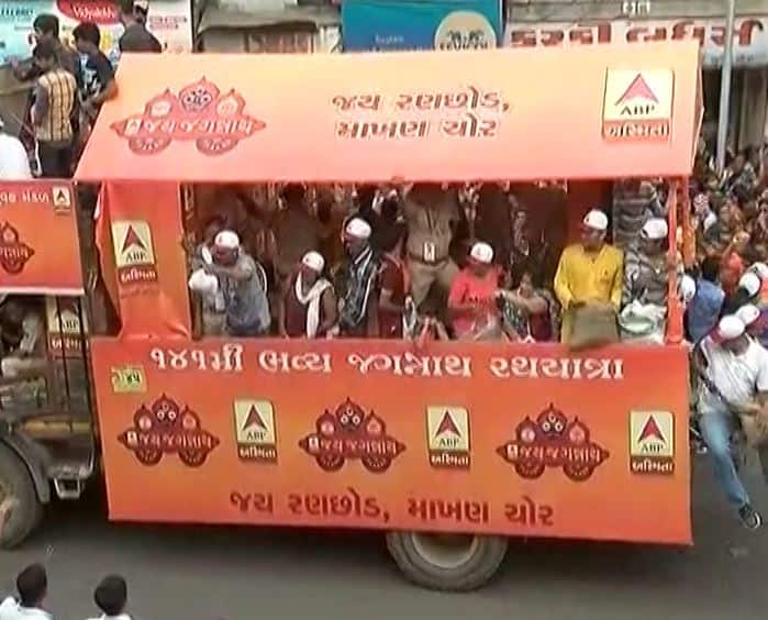 રથયાત્રા શાંતિપૂર્ણ પસાર થયા એ માટે અમદાવાદ પોલીસે જડબેસલાક સુરક્ષા વ્યવસ્થા ગોઠવી છે. આશરે 20 હજાર પોલીસ કર્મચારીઓને બંદોબસ્તમાં ઉતારવામાં આવ્યા છે.