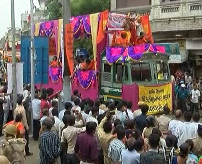 ઇઝરાયેલથી લાવવામાં આવેલા હિલિયમ બલૂન ઉપરાંત 193 કેમેરાથી રથયાત્રા પર નજર રાખવામાં આવશે. આ વખતે ભગવાન જગન્નાથની રથયાત્રામાં 17 હાથી, 101 ટ્રક જોડાયા છે. ટ્રકો મોડી પડતી હોવાથી રથયાત્રા પણ મોડી પડતી હોવાનું ધ્યાનમાં રાખી આ વખતે વહેલી આવનારી પ્રથમ 30 ટ્રકને 3 લાખનું ઈનામ પણ આપવામાં આવશે. 