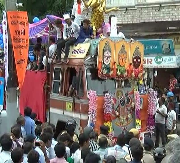 રથયાત્રામાં નિરીક્ષણ માટે પ્રથમ વખત ઈઝરાયેલથી લવાયેલા હિલિયમ બલૂનનો ઉપયોગ થશે. આ બલૂન સતત 72 કલાક આકાશમાં રહી શકે છે. બલૂનમાં નાઈટ વિઝન સહિતના કેમેરા ફીટ કરવામાં આવ્યા છે. આ બલૂન પાંચ કિલોમીટરની ત્રિજ્યામાં તસવીરો ખેંચશે. પોલીસ અને બીએસએફ જરૂર પડે આ તસવીરોને એનલાર્જ કરી તેનું એનાલિસિસ કરી શકશે.