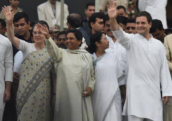 કૉંગ્રેસ પાર્ટી બસપા સાથે મધ્ય પ્રદેશમાં ગઠબંધન કરવાની તૈયારીમાં છે ત્યારે રાજસ્થાન પ્રદેશ કૉંગ્રેસ ગઠબંધનના મૂડમાં નથી. બસપા સાથે ગઠબંધનનની સંભાવનાઓ રાજસ્થાન કૉંગ્રેસના અધ્યક્ષ સચિન પાયલટે કહ્યું, અમે રાજસ્થાનમાં તમામ બેઠકો પર ભાજપને હરાવવા માટે સક્ષમ છીએ. કોઈપણ વિશેષ પાર્ટી સાથે ગઠબંધનની કોઈ વાત નથી થઈ. રાહુલ ગાંધી સાથેની બેઠકમાં અમે તેમને પરિસ્થિતિઓ વિશે અવગત કર્યા હતા જે મુજબ ચૂંટણી થશે. 