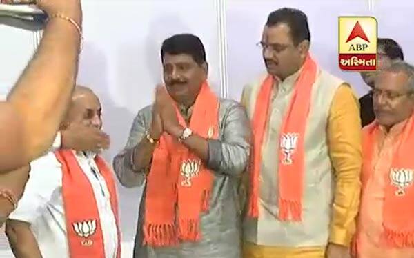 આ સાથે તેમણે ચિમકી ઉચ્ચારી હતી કે, ખેસ ઉતરે તો સંબંધ રહેશે. પારીવારીક સંબંધ અલગ ને રાજકીય અલગ છે. રાજકીય સંબંધ રહેશે નહીં. નરેન્દ્રભાઇને બે વખત મળ્યો છું, અમિત શાહને એક વખત અને એનસીપી કોંગ્રેસના આગેવાનોને મળ્યો છું. હું ઓફર લેવાવાળો નથી, ઓફર આપવા વાળો છું. મહેન્દ્રભાઇને ટિકીટ આપે તો ભાજપ વિરુધ પ્રચાર કરીશ. 