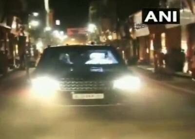 પીએમ મોદી વારણસીના ડીરેકાથી બહાર નીકળીને સુંદરપુર, નારિયા થઈને બીએચયૂની અંદર બનેલા વિશ્વનાથ મંદિર પહોંચ્યા હતા. પીએમ મોદી રાત્રે લગભગ 1 કલાક સુધી ફર્યા હતાં. નરેન્દ્ર મોદી રાત્રે બહાર નીકળ્યા ત્યારે રસ્તા પર લોકો ઉભા હતા તે દરમિયાન નરેન્દ્ર મોદીને જોતાં જ ‘મોદી મોદી’ની બૂમો પાડવા લાગ્યા હતાં.