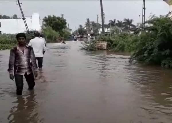 જૂનાગઢ: વરસાદની આગાહી બાદ દક્ષિણ ગુજરાત, અમરેલી અને જૂનાગઢ જિલ્લામાં ધોધમાર વરસાદ વરસી રહ્યો છે. જ્યારે ગિરનાર અને જૂનાગઢમાં સાંબેલાધાર વરસાદ પડ્યો છે. ગિરનારમાં વધુ 7 ઇંચ વરસાદ પડતા નદીઓમાં ઘોડાપુર આવ્યાં છે. જ્યારે જૂનાગઢમાં 8 ઈંચ વરસાદ ખાબકતાં અનેક જગ્યાઓ પર પાણી ભરાઈ ગયા છે. જેના કારણે સ્થાનિક લોકોને મુશ્કેલીનો સામનો કરવો પડી રહ્યો છે.