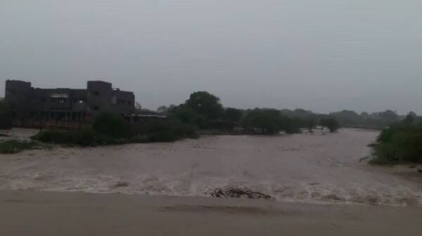 રાજકોટ જિલ્લાના ઉપલેટા તાલુકામાં ધોધમાર 3થી માંડી 11 ઈંચ સુધીનો વરસાદ વરસી ગયો હતો જ્યારે જૂનાગઢ જિલ્લાના વિસાવરદમાં 6.5 ઇંચ વરસાદ પડ્યો હતો. મેંદરડામાં 6 ઇંચ વરસાદ પડ્યો હતો. અમરેલી જિલ્લાના લીલિયામાં પણ 4 ઇંચ વરસાદ પડતાં ચારે બાજુ પાણી ફરી વળ્યાં હતાં.