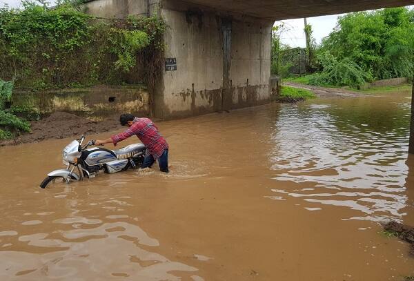 ઉપલેટા તાલુકાના લાઠ ગામને વરસાદે જળબંબાકાર કરી નાખ્યું હતું. ત્રણ કલાકમાં 11 ઈંચ વરસાદ પડતાં ખેતરોમાં પાણી ભરાઈ ગયાં હતાં. લીલિયામાં 4 ઇંચ વરસાદ પડતાં નાવલી નદીમાં પૂર આવ્યું હતું. જેમાં ફસાયેલી ગાયો માંડ નીકળી હતી.