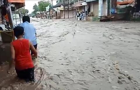 જૂનાગઢ-ઉપલેટામાં વરસાદનું રૌદ્ર સ્વરૂપ, આખા શહેરમાં જ્યાં જુઓ ત્યાં પાણી જ પાણી જૂનાગઢ-ઉપલેટામાં વરસાદનું રૌદ્ર સ્વરૂપ, આખા શહેરમાં જ્યાં જુઓ ત્યાં પાણી જ પાણી