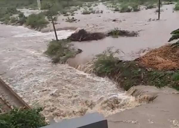 શુક્રવારે ગિરનાર પર્વત ઉપર 16 ઈંચ જેટલો વરસાદ ખાબક્યો હતો. ગિરનારમાંથી નિકળતી નદીઓ બે કાંઠે વહી રહી હતી. તેમજ નદીઓ ઉપર આવેલા તમામ ડેમમાં નવા નીરની આવક શરૂ થઇ ગઈ હતી. જૂનાગઢમાં શુક્રવારે રાત્રે મેધરાજાએ વિરામ રાખ્યો હતો. ત્યાર બાદ શનિવાર સવારનાં 6 વાગ્યેથી વરસાદ પડવાનું શરૂ થયું હતું.