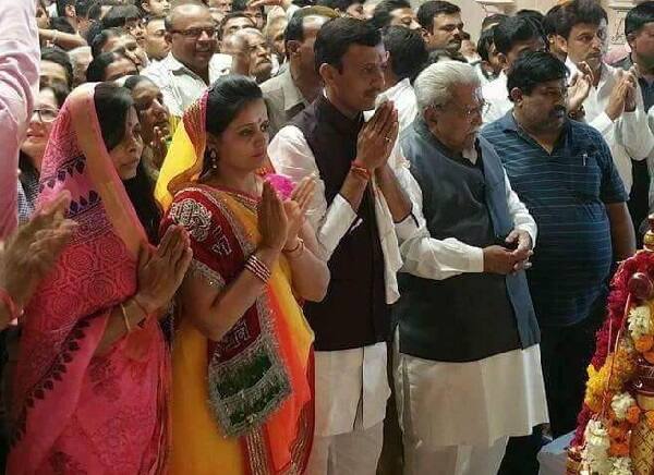 લોકસભાની ચૂંટણીની તમામ રાજકીય પક્ષો તૈયારી કરી રહ્યા છે. હવે પરેશ ગજેરા પર ભાજપની નજર ઠરી હોય તેવું રાજકીય નિષ્ણાંતો માની રહ્યા છે અને એવી પણ ચર્ચાઓ પણ ચાલી રહી છે કે પરેશ ગજેરાનો ગઢ ગણાંતા એવી અમરેલી લોકસભા બેઠક પરથી ચૂંટણી લડે તેવી ચર્ચાઓ ચાલી રહી છે.