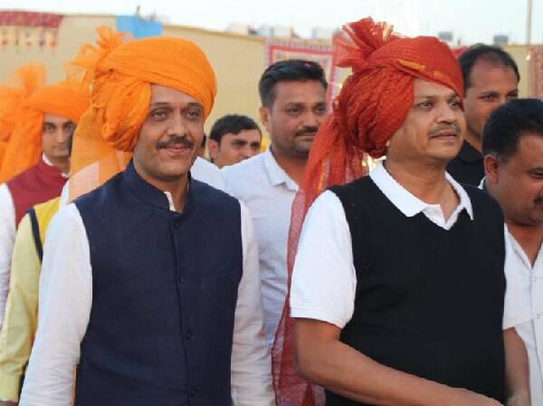 લેઉવા પટેલ સમાજનું આસ્થાનું કેન્દ્ર ખોડલધામ ટ્રસ્ટ ફરી એક વખત ચર્ચામાં આવ્યું છે. પરેશ ગજેરાએ ખોડલધામના પ્રમુખ પદેથી રાજીનામું આપી દેતાં અનેક તર્ક વિતર્ક સર્જાયા હતું. હવે પ્રમુખની જવાબદારી ફરી એકવાર નરેશ પટેલ સંભળાશે. ખોડલધામ ખાતે એક મીટિંગ યોજાઈ હતી, જેમાં પરેશ ગજેરાએ પ્રમુખ પદેથી રાજીનામું આપી દીધું હતું અને ટ્રસ્ટીઓ દ્વારા રાજીનામું સ્વીકારી પણ લેવામાં આવ્યું હતું.