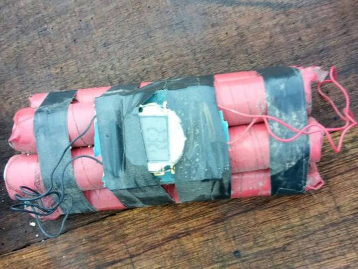 મળતી જાણકારી પ્રમાણે, મેટોડા જીઆઇડીસી પાસેથી દેશી બનાવટનો ટાઇમર બોમ્બ મળી આવ્યો હતો. એક કારખાનેદારે પોલીસને જાણ કરી હતી. આ બોમ્બ કોણે મુક્યો અને કોણે બનાવ્યો હતો તેને લઇને પોલીસ તપાસ કરી રહી છે. 