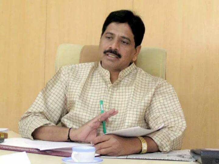 વાઘેલાએ કહ્યું, ‘મેં મહેન્દ્રસિંહને કહ્યું કે, તમે પુખ્ત અને પીઢ રાજકારણી છો, ભાજપમાં જોડાવું કે નહીં તે તમારે નક્કી કરવાનું છે પરંતુ એ પહેલાં રાજ્યભરમાં વરસોથી સાથ આપનારા સમર્થકોને મળીને તેમનો મત જાણવો જરૂરી છે. આ મત જાણી લીધા પછી જ કોઈ પગલું ભરજો પણ મહેન્દ્રે મારી સલાહને અવગણી છે.