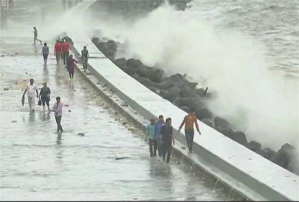  મુંબઈ: છેલ્લા ઘણા દિવસોથી સતત થઈ રહેલા વરસાદ બાદ મુંબઈમાં ઝરમર વરસાદ શરૂ થયો છે. હાઈ ટાઈડના કારણે મુંબઈના દરિયામાં આ સીઝનના સૌથી ઉંચા મોજા ઉછળ્યા હતા. દરિયામાં પાંચ મીટર ઉંચા મોજા ઉછળ્યા હતા. હવામાન વિભાગે આગામી સમયમાં સૌથી મોટી ભરતીની આગાહી કરી હતી. ભરતીને ધ્યાનમાં રાખીને પાલિકાએ ફલ્ડીંગ સ્ટેશન બંધ કર્યા છે. આ સાથે જ મુંબઇગરાઓને દરિયા કિનારાથી દૂર રહેવા સૂચન કરાયું છે. 