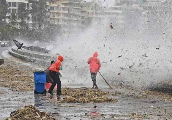 શનિવારે આવેલા હાઈ ટાઈડના કારણે 15 મેટ્રિક ટન કચરો દરિયા કિનારે અને રસ્તાઓ પર આવી ગયો. સૌથી વધારે કચરો મરિન ડ્રાઈવ પાસે જમા થયો જેના કારણે ટ્રાફિકજામ પણ સર્જાયો હતો.