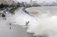 મુંબઈમાં હાઈ ટાઈડના કારણે 5 મીટર ઉછળ્યા મોજા, લોકોને દરિયા કિનારે ન જવા BMCની સૂચના