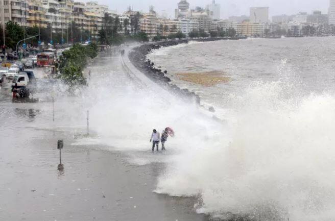 હાઈ ટાઈડના કારણે માયાનગરીના મોટા ભાગના બીચ પર સન્નાટો જોવા મળ્યો હતો. હાઈ ટાઈડના કારણે દરિયામાં ખૂબ જ ઉંચા મોજા ઉછળી રહ્યા હતા.