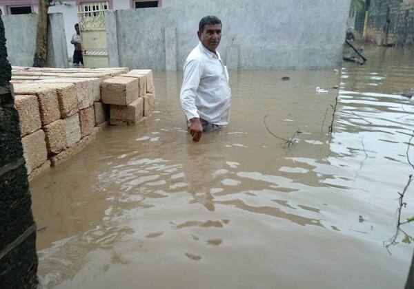 ઊના તાલુકામાં સતત વરસાદ પડી રહ્યો છે. દરિયાનાં કાંઠા વિસ્તારમાં ભારે વરસાદ પડતા અનેક ગામમાં પાણી ઘૂસ્યા હતાં. ઊનાનાં 8 હજારની વસ્તી ધરાવતા સૈયદ રાજપરા ગામમાં પાંચ ઇંચ જેટલો વરસાદ ખાબકી ગયો હતો, જેના પગલે ગામમાં ગોઠણ સમા પાણી ભરાઇ ગયા હતાં. ગામની શાળામાં પાણી ભરાઇ ગયા હતાં. 