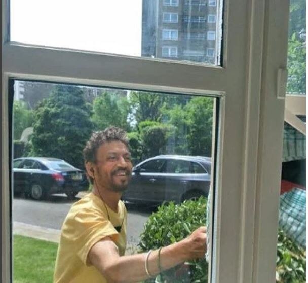 ઇરફાને પોતાનો લેટેસ્ટ ફોટો ટ્વિટર પ્રોફાઈલમાં મૂક્યો છે. ફોટોમાં જોઈ શકો છો કે તેમનું વજન પહેલા કરતાં ઘટી ગયું છે. જો કે ઈરફાનના ફેન્સ માટે તેમની આ હસતી તસવીર ગિફ્ટ સમાન છે.