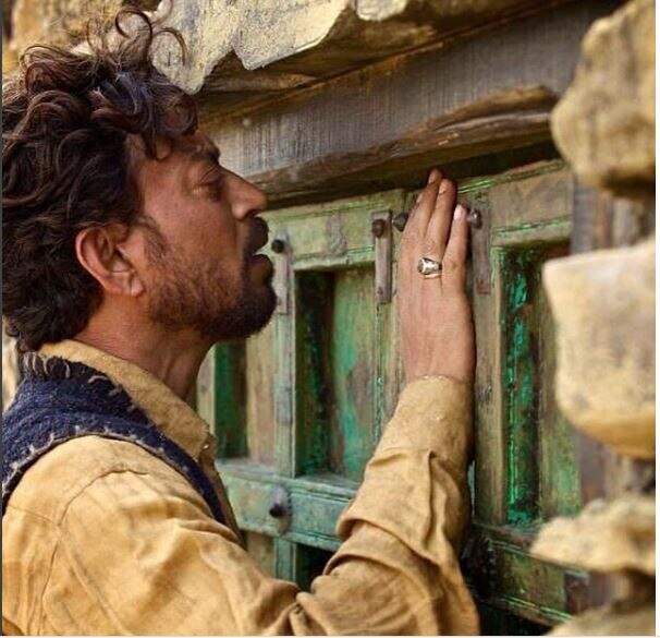 ઈરફાને એક ઈમોશનલ નોટ લખીને ફેન્સને લંડનમાં ચાલી રહેલી સારવાર અંગે માહિતી આપી હતી. ઈરફાને કહ્યું કે, “હું જે હોસ્પિટલમાં છું તેમાં એક બાલકની પણ છે. બહારના દ્રશ્યો જોઈ શકું છું. કોમા વોર્ડ મારા રૂમની બાજુમાં જ છે. રોડની એક તરફ હૉસ્પિટલ છે અને બીજી તરફ લોર્ડ્સ સ્ટેડિયમ છે. અહીં મારા વિવિયન રિચર્ડ્સના હસતા ચહેરાવાળું પોસ્ટર છે. તેને જોઈને પહેલી નજરે મને કોઈ અનુભવ જ ન થયો. જાણે એ દુનિયા કદી મારી હતી જ નહીં.”