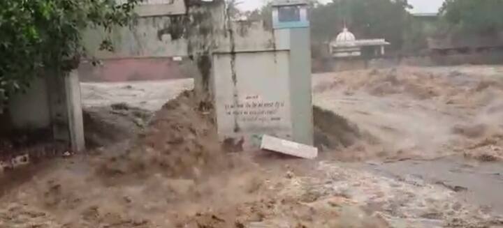 ભારે વરસાદથી ભાવનગરના તળાજા નજીકનો બગાડ ડેમ ઓવરફ્લો થયો છે. તળાજામાં સતત વરસાદ ચાલુ હોવાના કારણે બગડ નદીમાં ઘોડાપૂરની સ્થિતિ ઉભી થઇ છે. નદીનો પ્રવાહ પાસે આવેલા દાઠા ગામમાં ઘૂસે તેવી શક્યતા છે.બીજી તરફ વાલર, બગદાણા અને ઓથડા ગામ બેટમાં ફેરવાયું હતું. 