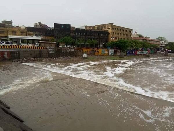 ઊના અને ગીરગઢડા પંથકમાં સાબેલાધાર વરસાદ પડ્યા બાદ શનિવાર રાત્રીથી સવારના 6 વાગ્યા સુધીમાં વધુ 4 ઇંચ વરસાદ પડતા નદીઓમાં ઘોડાપુર આવ્યા હતાં અને બંદર કાંઠા તેમજ નદી નજીકના ગામોમાં ગોઠણસમા પાણી વહેતા થઇ ગયાં હતાં. 