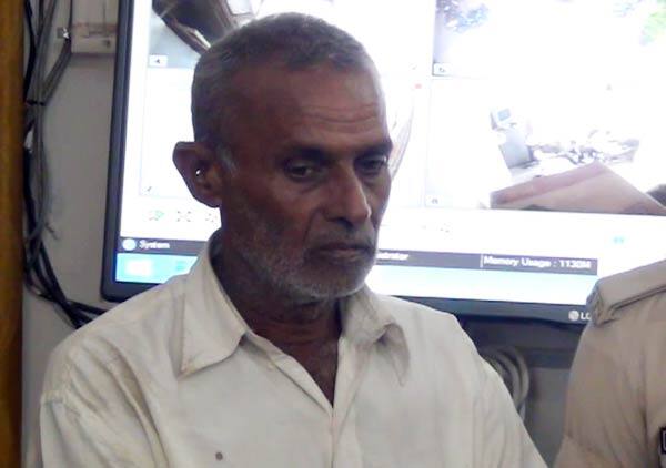 આથી મીના અને દેવાણંદે નટવરલાલનો કાંટો કાઢી નાંખવાનું નક્કી કર્યું હતું. બનાવની આગલી રાત્રે પ્રેમી દેવાણંદ પ્રેમિકા મીના ઘરે આવી ગયો હતો અને રાત ત્યાં જ રોકાયો હતો. પતિ નવરલાલ સૂઈ જતાં જ બંનેએ મળીને નવરલાલની સળીયાના ઉપરા-ઉપરી આઠ ઘા મારીને હત્યા કરી નાંખી હતી. 