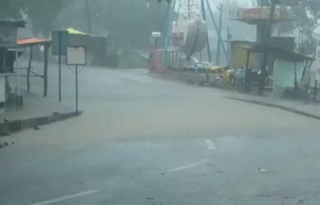 સૌરાષ્ટ્રમાં ભાવનગર, રાજકોટ, બોટાદમાં ગીર સોમનાથ, અમરેલી, જૂનાગઢ, દીવમાં અતિભારે વરસાદની આગાહી કરવામાં આવી છે. હવામાન વિભાગે કરેલી આગાહી પ્રમાણે આગામી 48 કલાકમાં ગુજરાતમાં ભારે વરસાદ પડી શકે છે. તેમાં પણ ખાસ કરીને અમદાવાદ, મહેસાણા અને વલસાડમાં ભારે વરસાદ પડી શકે છે.