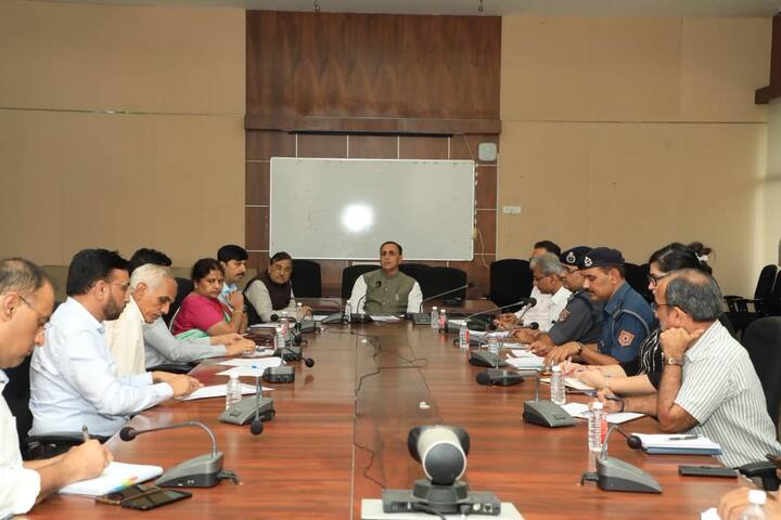 મુખ્યમંત્રી વિજય રૂપાણીએ કહ્યું, એરફોર્સને સ્ટેન્ડ ટૂ ના આદેશ આપવામાં આવ્યા છે અને જરૂર પડ્યે તેની મદદ લેવામાં આવશે. 