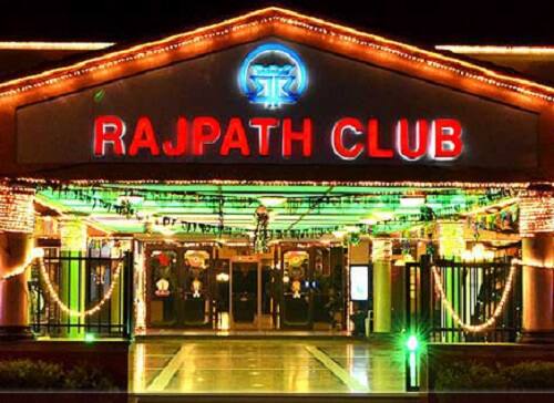 આ દરમિયાનમાં સોમવારે હાઈકોર્ટે પાર્કિંગના મુદ્દે પોલીસનો ઊધડો લેતા કોર્પોરેશન અને પોલીસ બંન્ને હરકતમાં આવ્યા હતા. બે ડીસીપી કક્ષાના પોલીસ અધિકારીની હાજરીમાં જંગી પોલીસ કાફલા સાથે વીડિયોગ્રાફી કરી મોડી રાત્રે રાજપથ ક્લબના દરેક રૂમ સીલ કરી દેવામાં આવ્યા હતાં. 