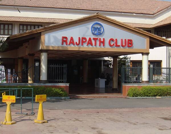 ક્લબના મેરેજ હોલમાં લગ્નપ્રસંગ ચાલી રહ્યો હોવાથી મ્યુનિ. દ્વારા તેને સીલ કરાયા ન હતા. પરંતુ તે અંગે પણ તાકીદ કરી હતી. ક્લબના ડાયરેક્ટર્સને ઘટનાની જાણ થતાં તેઓ દોડી આવ્યા હતા. જોકે, તે પહેલા કોર્પોરેશન દ્વારા રાજપથ ક્લબને સીલ કરી દેવામાં આવ્યું હતું. પોલીસે સમગ્ર કામગીરી અને ક્લબમાં પાર્કિંગની સ્થિતિની વિડીયોગ્રાફી કરી હતી.