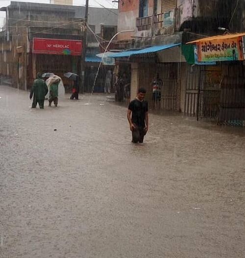 હવામાન વિભાગે ભારેથી અતિભારે વરસાદની આગાહી કરી છે. દાહોદ, પંચમહાલ, છોટાઉદેપુર, મેહસાણા, અરવલ્લી, અમદાવાદ, ખેડા, બરોડા, આણંદ, ડાંગ, તાપી, ભરૂચ, નર્મદા માં ભારે વરસાદની આગાહી કરવામાં આવી છે.