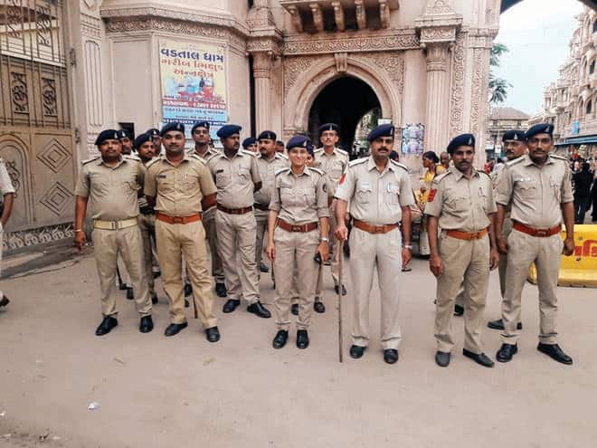  1984માં અજેન્દ્રપ્રસાદની ગાદીપતિ તરીકે નિયુક્તિ કરવામાં આવી હતી. અજેન્દ્રપ્રસાદને દક્ષિણ દેશ વિભાગ સત્સંગ મહાસભા દ્વારા 31 જાન્યુઆરી 2003ના દિવસે ગાદીસ્થાન પરથી પદભ્રષ્ટ કરવામા આવ્યા હતા. તેમના પર આરોપ મૂકાયો હતો કે તેઓ નિયમ પ્રમાણે પાર્ષદોને દીક્ષા નથી આપતા તથા ચરણભેટ પણ જમા નથી કરાવતા.