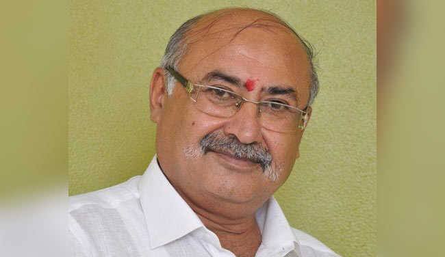 ભાજપના નેતા સામે રહસ્યમય રીતે બળાત્કારની અરજી થયા બાદ તપાસ સ્થગિત કરવાની અરજી પણ રહસ્યમય રીતે ફરતી થતાં આ મામલે નવો વળાંક આવ્યો છે. ભાજપના નેતા જયંતિ ભાનુશાળી સામે સુરતના નાના વરાછા ખાતે રહેતી યુવતીએ બળાત્કારના ગંભીર આક્ષેપો કર્યા હતા.