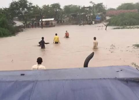 ભારે વરસાદના કારણે અમરેલી જિલ્લાના ગામડાંઓમાં કેવી છે હાલત, જુઓ તસવીરો ભારે વરસાદના કારણે અમરેલી જિલ્લાના ગામડાંઓમાં કેવી છે હાલત, જુઓ તસવીરો