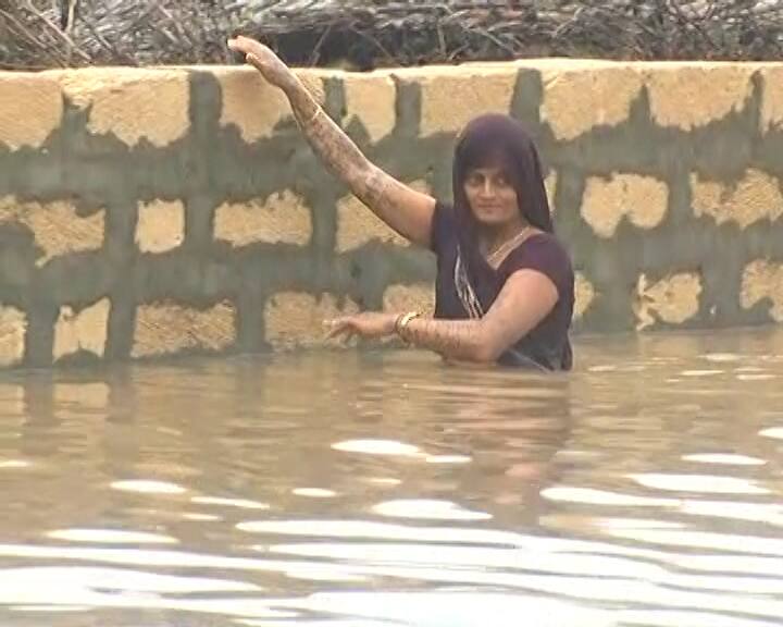 ભારે વરસાદના કારણે ઘરોમાં પાણી ઘૂસતા લોકો મુશ્કેલીમાં મુકાઈ ગયા હતાં. આખા ગામમાં 5 ફૂટથી પણ વધુ પાણી જોવા મળ્યું હતું. ગામમાં ફસાયેલા લોકોનું સ્થળાંતર કરવામાં આવશે. 