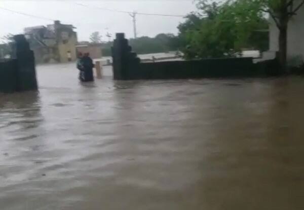 મેઘરાજાએ ઉના અને ગીરગઢડાને સોમવારે રિતસરને ધમરોળી નાખ્યું હતું. 12 કલાકમાં 20 ઈંચ વરસાદ ખાબકતાં સમગ્ર ગીરગઢડામાં પાણી જ પાણી જોવા મળ્યું હતું. જ્યારે સ્ટેટ હાઈ-વે સહિત અને રસ્તા બંધ થઈ ગયા હતા. ગામડાં સંપર્ક વિહોણા થયા હતા તો કેટલાક ગામ બેટમાં ફેરવાઈ ગયા હતા. એનડીઆરએફની ટીમે રેસ્ક્યૂ ઓપરેશન શરૂ કરી અનેક લોકોને બચાવ્યા હતા.