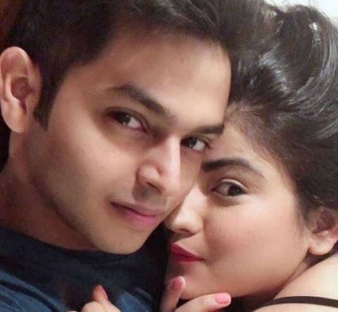 સિદ્ધાર્થ સાગરે કહ્યું કે, મને અને મારી ગર્લફ્રેંડને શો માટે અપ્રોચ કરવામાં આવ્યા છે. જો કે શોમાં ભાગ લેવા અંગે હજુ સુધી અમે કોઈ નિર્ણય લીધો નથી. હજુ અમે ઓફર અંગે વિચારી રહ્યા છીએ. થોડા સમય પહેલાં જ સિદ્ધાર્થ અને સુરભી જોષીનું પેચઅપ થયું છે. હવે બંને ફરીવાર સાથે છે. સોશિયલ મીડિયા પર અવારનવાર બંને સાથે તસવીરો અને વીડિયો શેર કરતાં રહે છે.