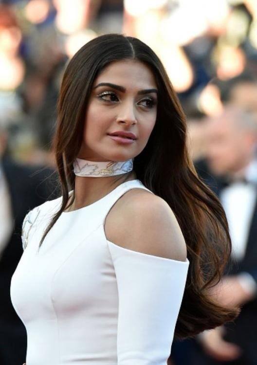 સોનમે ટ્વિટર પર VOGUE INDIA નો એક વીડિયો શેર કર્યો છે જેમાં તે અલગ અલગ પોઝમાં ફોટોશૂટ કરાવતી નજર આવી રહી છે. 