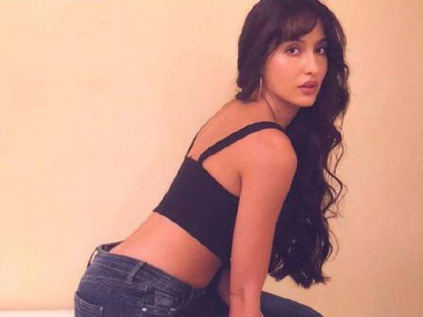 નોરા ફતેહીનું ગીત દિલબર દિલબર યૂટ્યૂબ પર જોરદાર વાયરલ થયું છે. જોન અબ્રાહમની ફિલ્મ સત્યમેવ જયતેમાં એક્ટ્રેસ સુષ્મિતા સેનના સુપરહિત ગીત દિલબર દિલબર પર નોરાએ ડાંસ કર્યો છે. આ ગીતમાં નોરાનો ખૂબ જ સિજલિંગ અને હોટ અંદાજ જોવા મળી રહ્યો છે. આ ગીતને નેહા કક્કરે અવાજ આપ્યો છે.