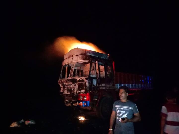 ઘટનાની જાણ થતા 108ની ટીમ ઘટના સ્થળે પહોચી હતી. જ્યારે કારમાં સવાર તમામ લોકોના મૃતદેહને રાજકોટ ખાતે લઇ જવામાં આવી રહ્યા છે. મૃતકોના મૃતદેહને પીએમ માટે રાજકોટ સિવિલ હોસ્પિટલ ખસેડી વધુ તપાસ હાથ ધરી છે.