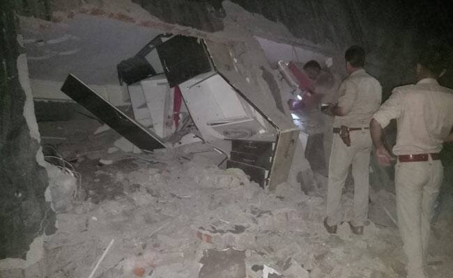  અહીં ખેડૂતો પાસેથી જમીન લઈને ઊંચી-ઊંચી બિલ્ડિંગો બનાવી દેવાઈ છે. તેના પર ફ્લેટ બનાવી લોકોને વેચવામાં આવી રહી છે. લોકોએ જણાવ્યું કે, આ જમીન ગ્રેટર નોઈડાના સેક્ટર 4માં છે. 