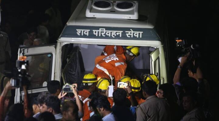  જણાવાઈ રહ્યું છે કે, આ જમીન પર કોલોનાઈઝરએ ગેરકાયદે બિલ્ડિંગનું બાંધકામ કર્યું હતું. તેમાં સેફ્ટી નિયમોનું ધ્યાન રાખવામાં આવ્યું ન હતું. નબળા માલસામાનનો ઉપયોગ કરવામાં આવ્યો છે અને માપદંડોનું ઉલ્લંઘન કરવામાં આવ્યું. મંગળવારે રાત્રે આ બિલ્ડિંગ કકડભૂસ થઈ ગઈ. એ સમયે બિલ્ડિંગમાં ઘણા મજૂરો હાજર હતા. ઘટના બાદ અહીં નાસભાગ મચી ગઈ. આસપાસના લોકો પણ અહીં દોડી આવ્યા હતા. જણાવાઈ રહ્યું છે કે, કાટમાળમાં ઘણા લોકો દબાયેલા છે. તેમાંથી ઘણા લોકોની આશંકા પણ વ્યક્ત કરવામાં આવી રહી છે.