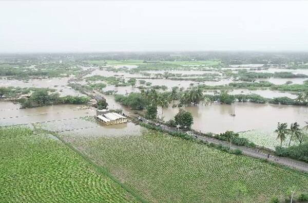 હજારો ગ્રામજનો પૂરમાં અટવાયા છે, જેના કારણે અતિવૃષ્ટિથી ગ્રામજનો માટે ઉપર આભ અને નીચે પાણી જેવી સ્થિતિ સર્જાઈ છે. કઈ જગ્યાએ પાણી ભરાયા છે તેવા જોવા માટે ડ્રોનનો ઉપયોગ કરાયો હતો જેના કારણે બચાવ કામગીરી કરી શકાય જોકે આકાશમાંથી લેવામાં આવેલ તસવીરોમાં તો ભયાનક દ્રશ્યો જોવા મળી રહ્યાં છે. 