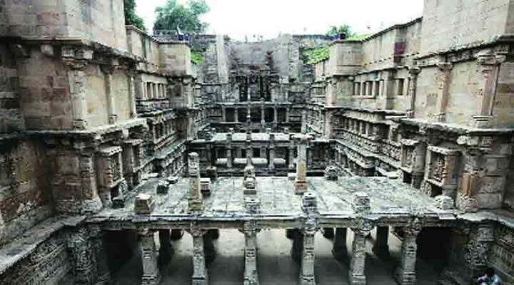 આરબીઆઈ ઓગસ્ટ કે સપ્ટેમ્બરમાં નવી નોટ બહાર પાડશે. નવી નોટમાં સામાન્ય સલામતી ફિચરની સાથે 1 ડઝન નવા સૂક્ષ્મ સલામતી ફિચર છે કે જે માત્ર અલ્ટ્રાવાયોલેટ પ્રકાશમાં જ જોઈ શકાશે. નવી નોટ મૂકવા બેંકોએ તેમના ATMની કેશ ટ્રેમાં ફરી ફેરફાર કરવો પડશે. 2014 બાદ ચોથી વખત બેંકો ATMમાં ફેરફાર કરશે.