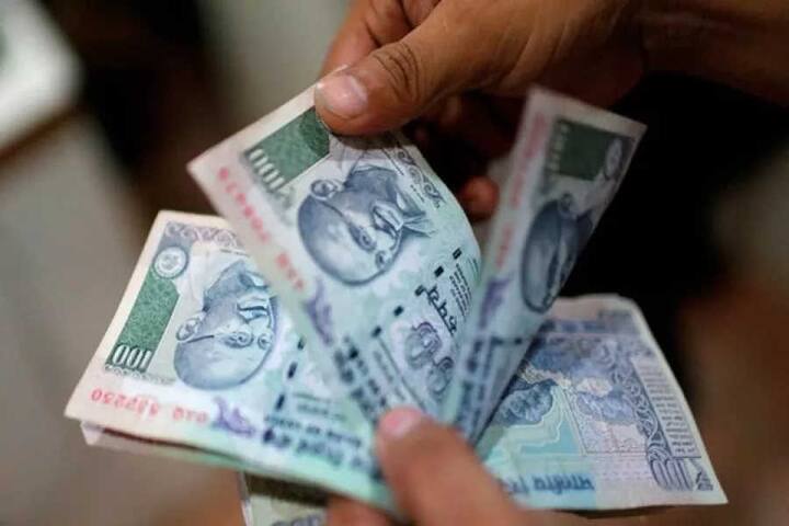 નવી નોટ જાહેર થયા બાદ પણ જૂની નોટ ચલણમાં ચાલુ રહેશે. સરકારે આપેલી માહિતી પ્રમાણે રૂપિયા 100ની નવી નોટોનું પ્રિન્ટિંગ બેન્કનોટ પ્રેસ દેવાસમાં શરૂ થઈ ગયું છે. નોટની નવી ડિઝાઈનને અંતિમ રૂપ મૈસૂરના એ જ પ્રિન્ટિંગ પ્રેસમાં અપાયું છે, જ્યાં 2000ની નોટ છપાય છે.