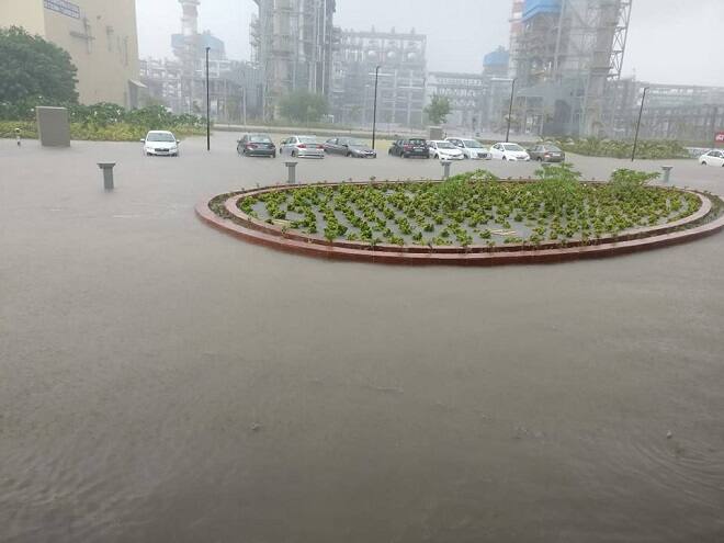 જોકે ભારે વરસાદના કારણે જામનગર રિલાયન્સ રિફાનરીમાં પણ પાણી ભરાઈ ગયા હતાં. જેના કારણે પાર્ક કરેલ કાર પાણીમાં તરવા લાગી હતી. ભારે વરસાદના કારણે કમરસમા પાણી ભરાઈ ગયા હતાં. 